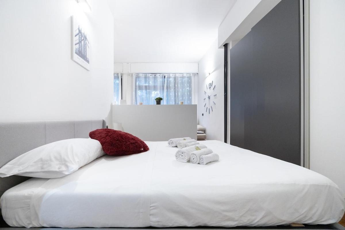 Design I Steps From Fair & Metro Apartment Mailand